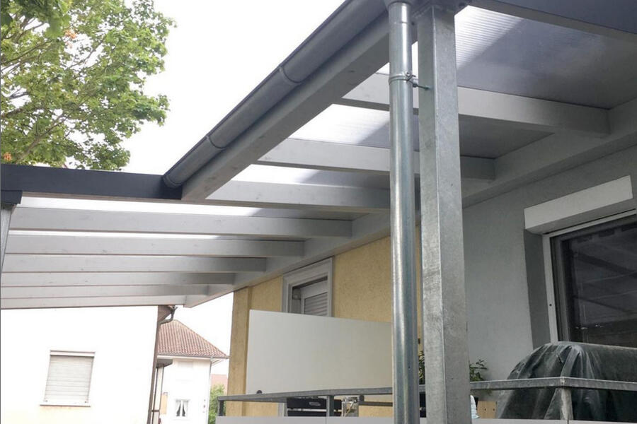 Carport mit Balkonüberdachung kombiniert